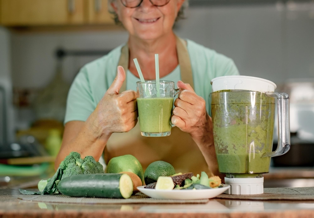aldre kvinna med detox smoothie