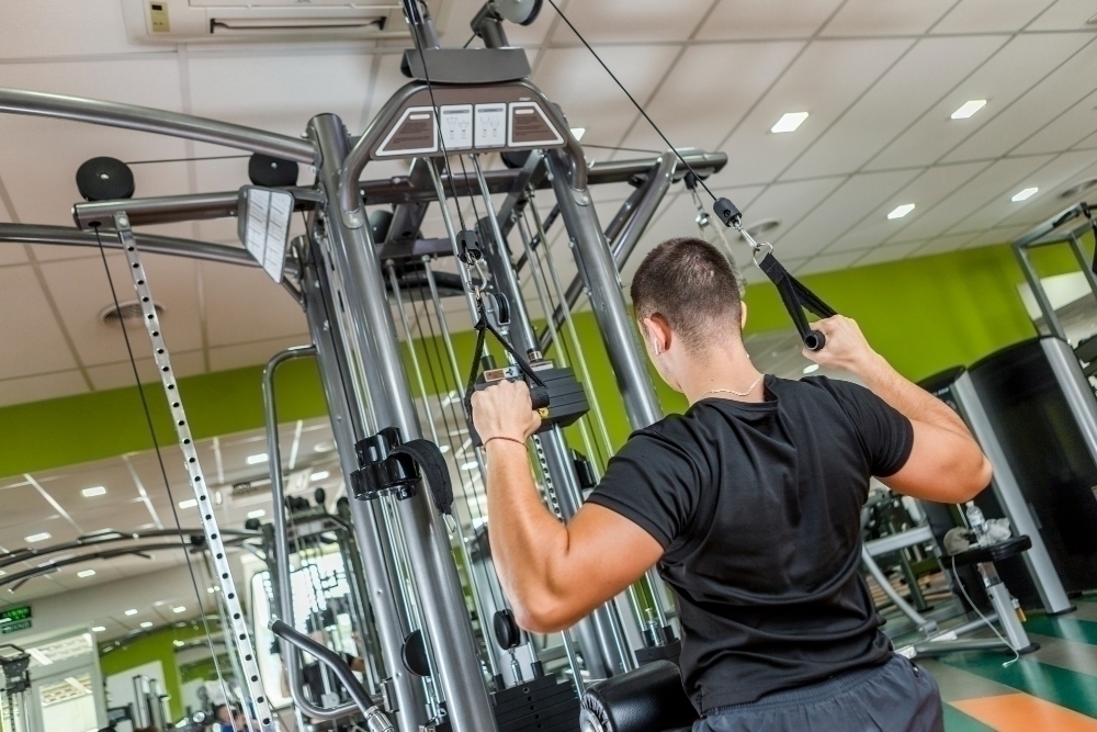 en man anvaender multigym