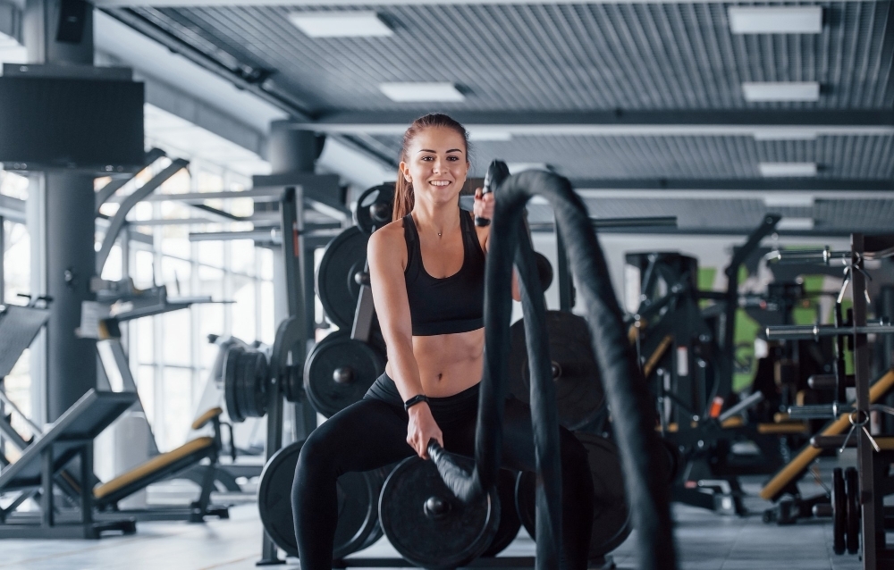 glad tjej traenar pa gymmet