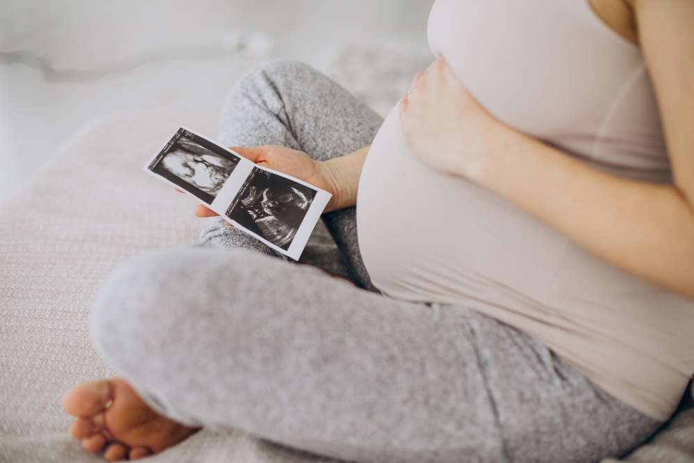 gravid kvinna med ultraljudsbild