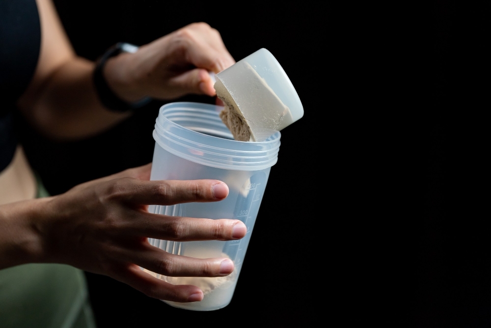 kvinna blandar sportdryck i shaker2