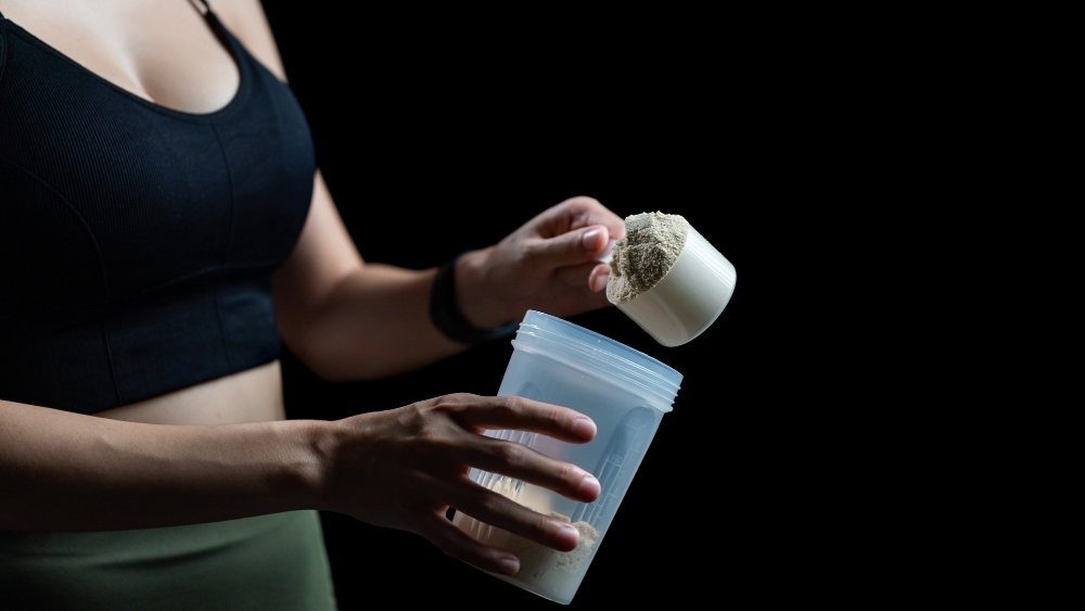 kvinna med shaker med havreprotein