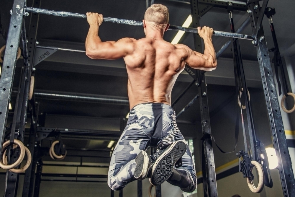 man anvaender en pull up bar