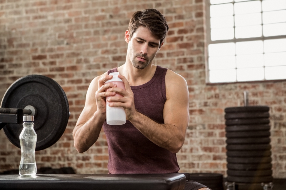man blandar clear whey shaker