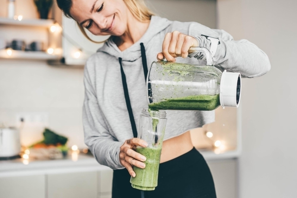 ung kvinna gor detox smoothie