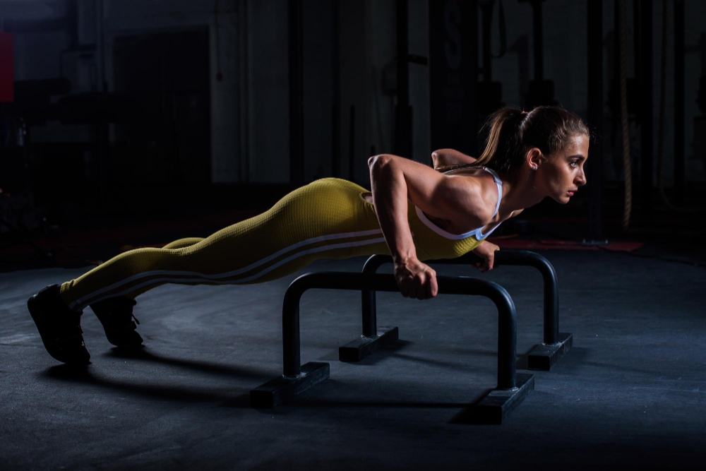 ung kvinna tranar med push up bars2