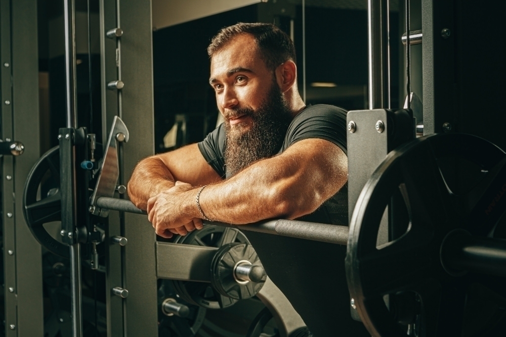 vaeltraenad man pa gymmet