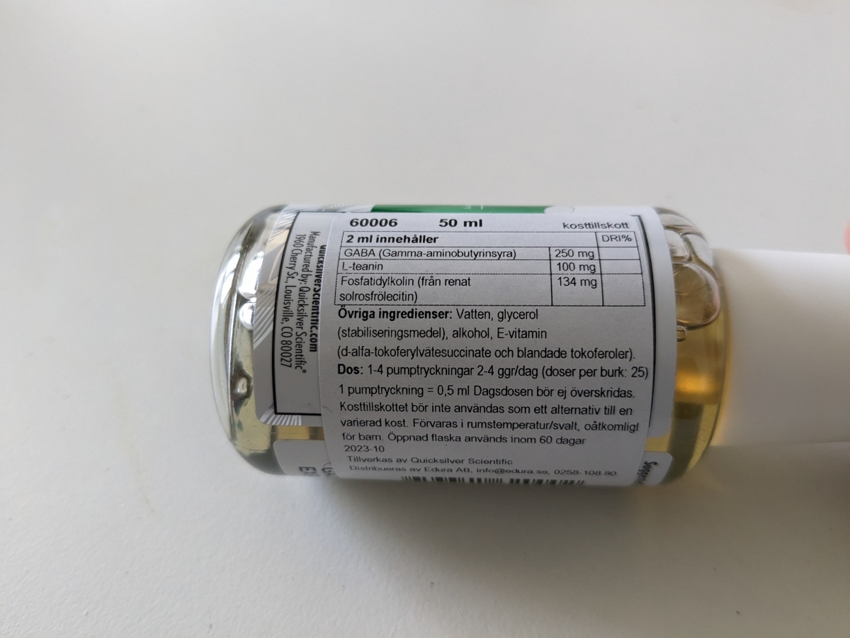 Baksida med svensk innehållsdeklaration och dosering för Liposomal GABA + <a href='https://www.kostnord.se/kosttillskott/teanin'>L-teanin</a>, foto av oss