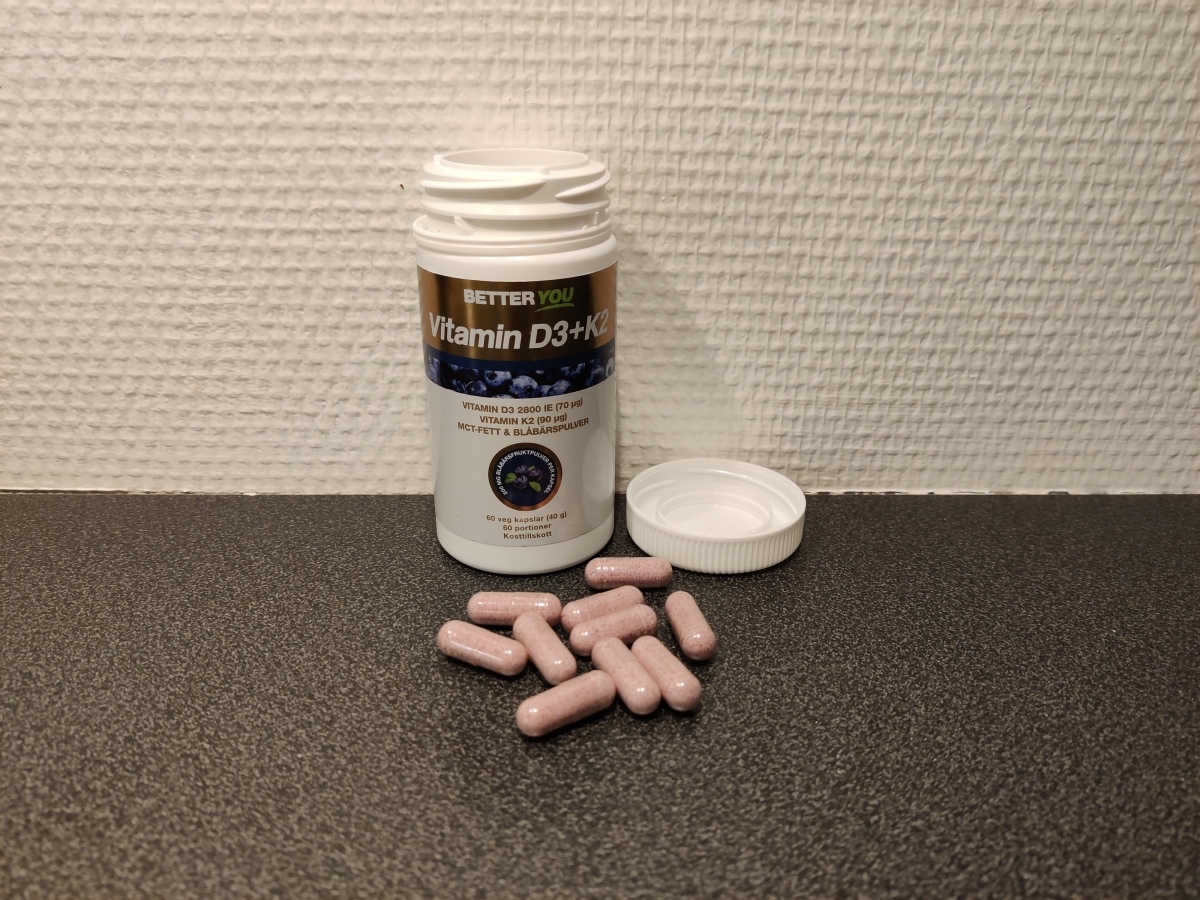 Vår egen bild av Better You Vitamin D3+K2 med öppnad burk och kapslar på bänken under testet