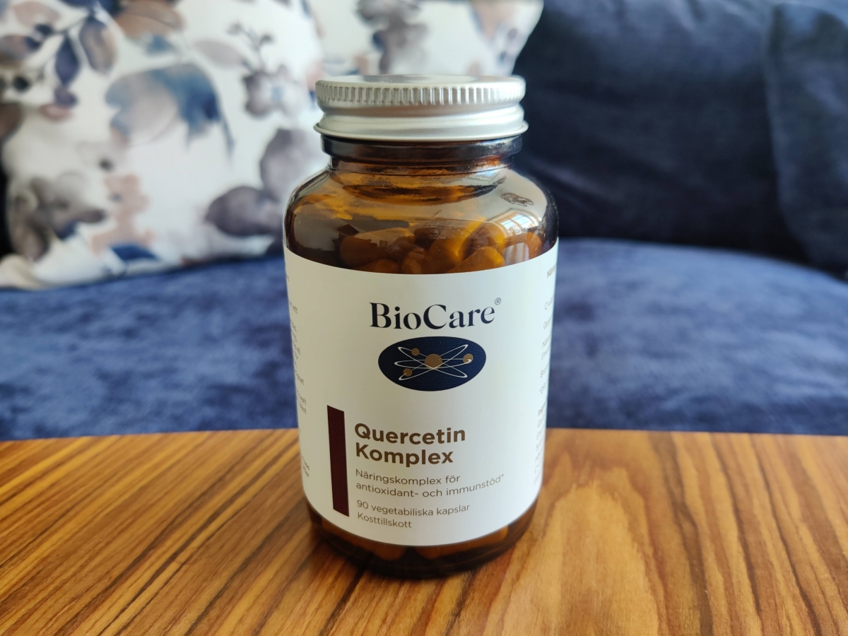 BioCare Quercetin Komplex fotad av oss hemma under testet, brun glasburk på bord