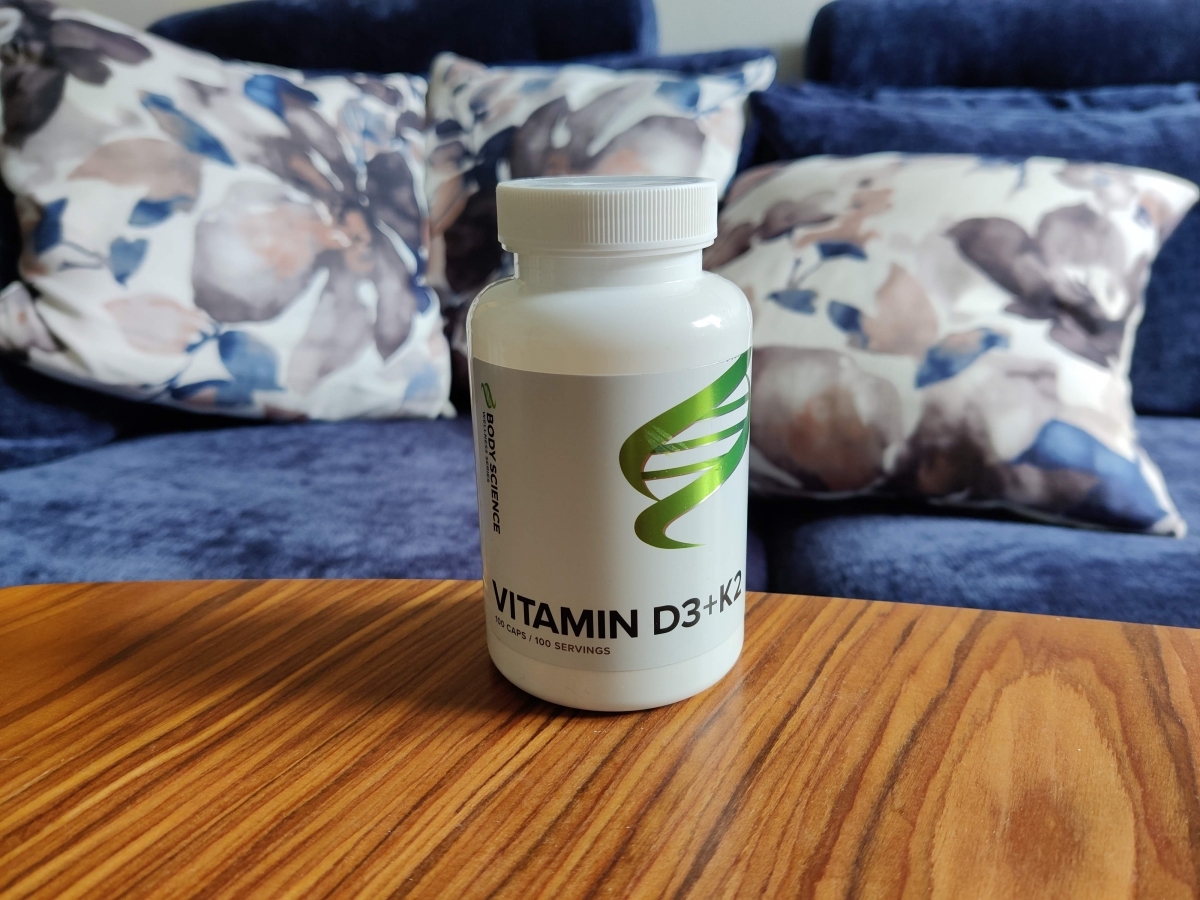 Body Science Vitamin D3+K2 på soffbord hemma under vårt test