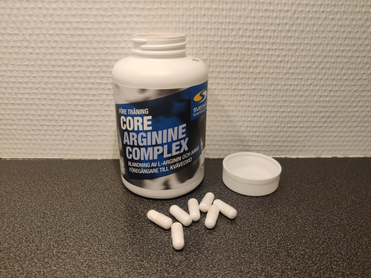 Öppen burk med kapslar på bänkskiva Core Arginine Complex
