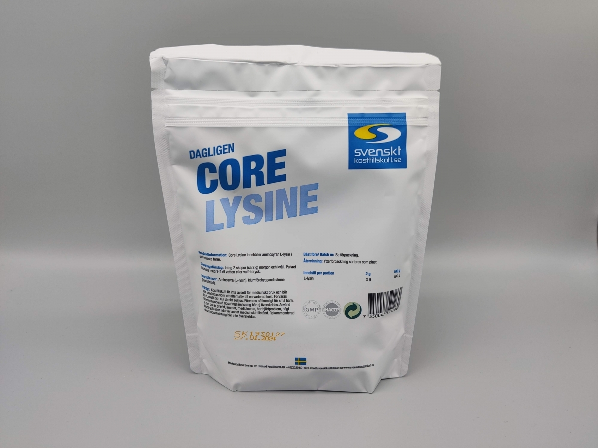 Baksida av Core Lysine med innehåll och dosering i fokus, egen studiobild