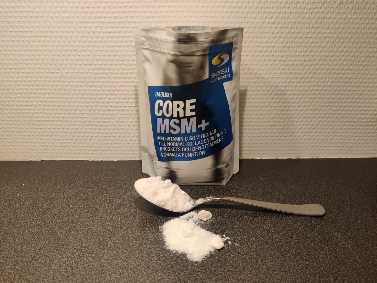 Core MSM+ med tesked pulver på bänken, foto taget av oss under testet