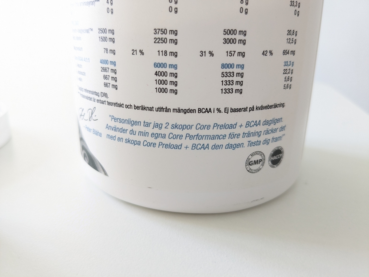 Core Preload + BCAA närbild på doseringstabell och kvalitetsmärkningar på baksidan