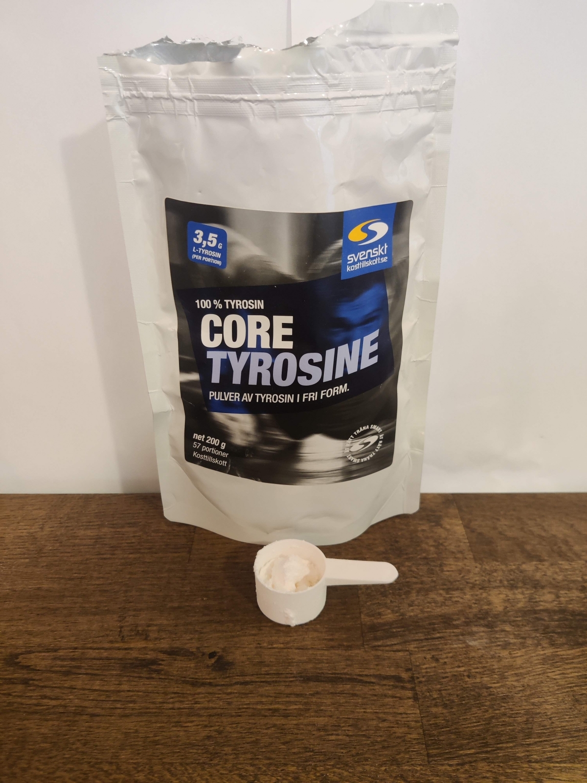 Core Tyrosine med skopa och finmalt pulver, foto från vårt test