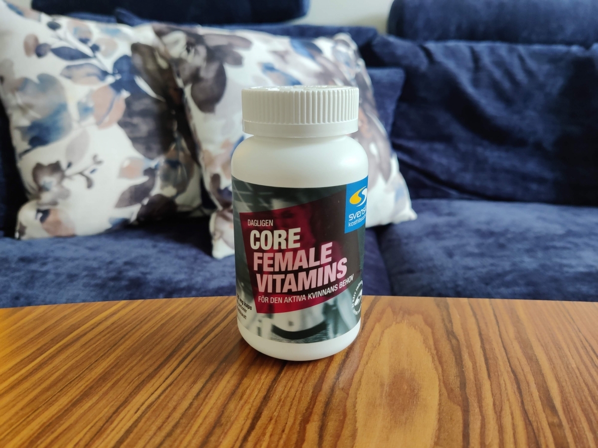 Core Vitamins Woman i vardagsrummet nära vår frukostrutin