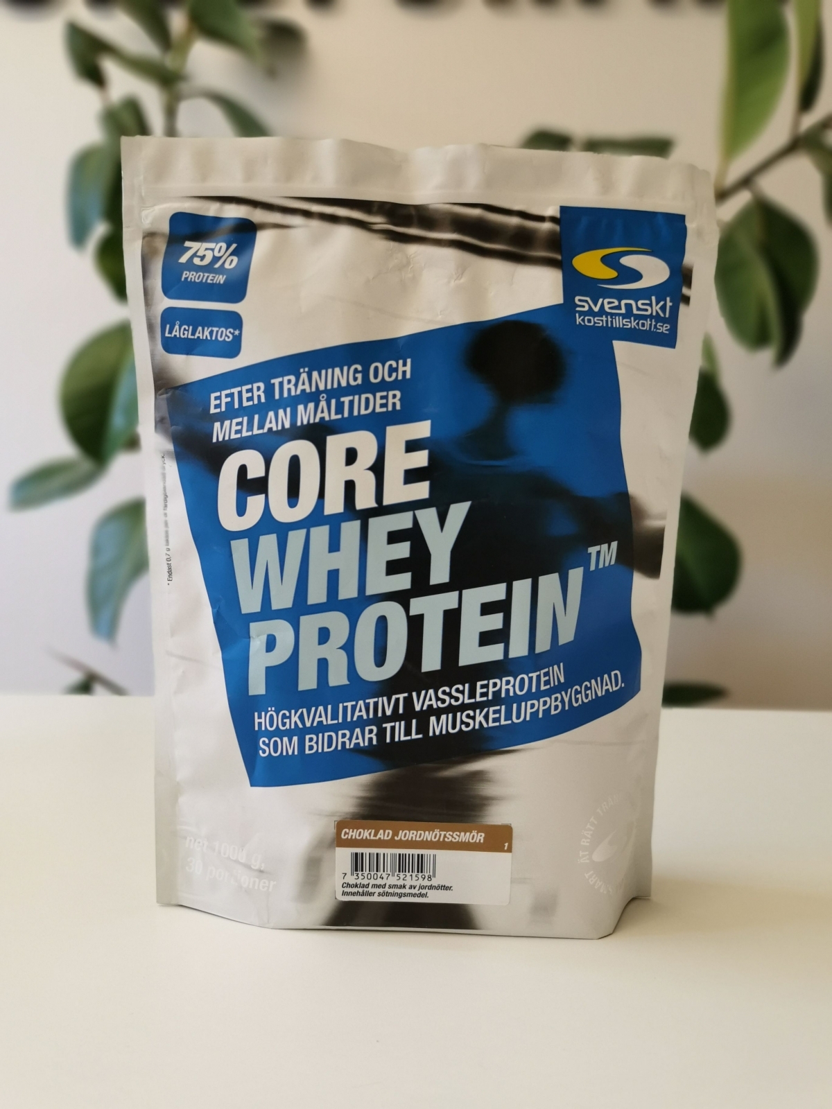 Core Whey Protein Choklad <a href='https://www.kostnord.se/kosttillskott/jordnotssmor'>Jordnötssmör</a> framsida i studioljus, foto av oss