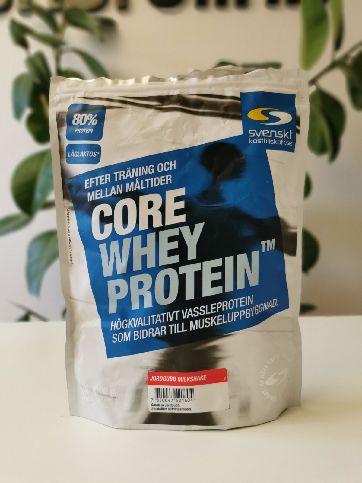Core Whey Protein Jordgubb Milkshake närbild med 80 procent protein, vårt foto