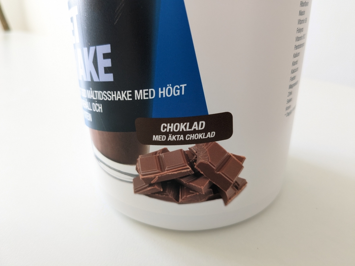 Närbild på etiketten för chokladsmaken med chokladbitar, fotad av oss under testet