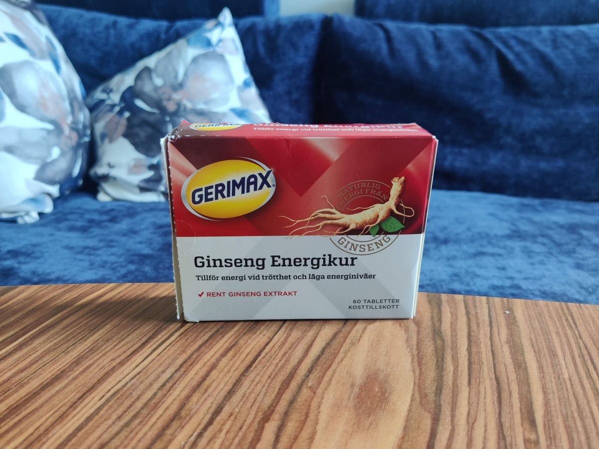 Gerimax Ginseng-ask på soffbord i vardagsrum, taget av oss