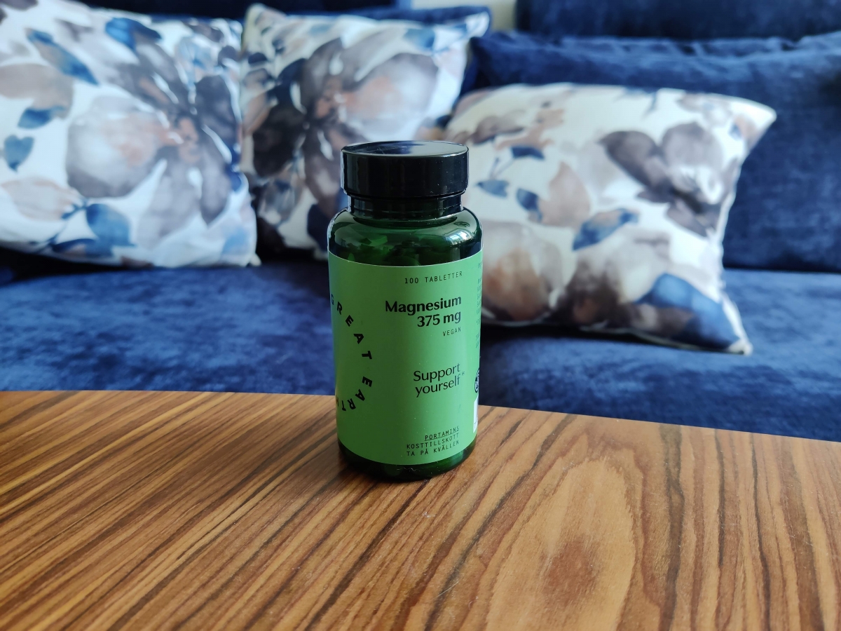 Great Earth Magnesium 375 mg på soffbord i hemmamiljö, taget under vårt test