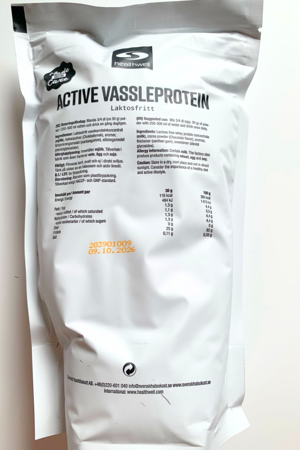 Baksida med ingredienser och näringsvärden för Healthwell Active Vassleprotein Laktosfritt foto av oss