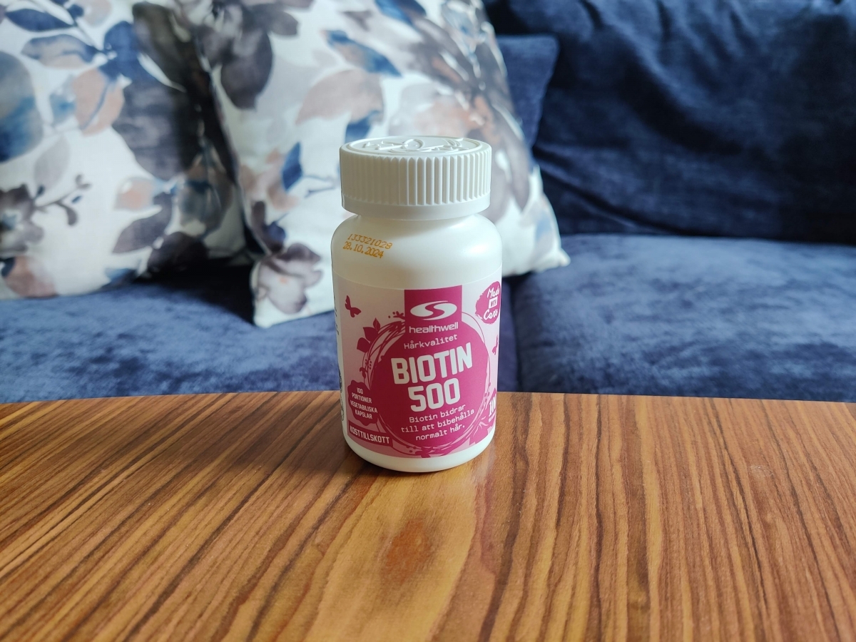 Healthwell Biotin 500 på soffbord i vardagsrumsmiljö, eget foto