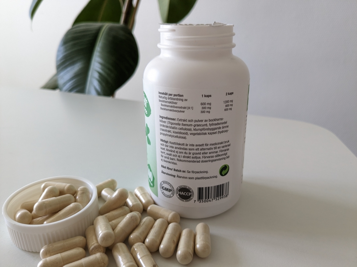 Baksida med innehållsdeklaration på Healthwell Bockhornsklöver, 600 mg per kapsel inklusive 4 1-extrakt, från vårt test