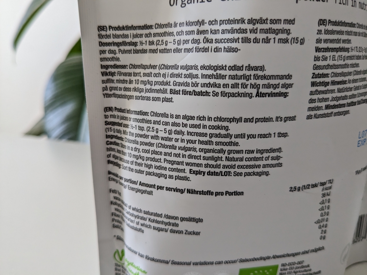 Baksida med dosering och ingredienslista på Healthwell Chlorella, vårt testfoto