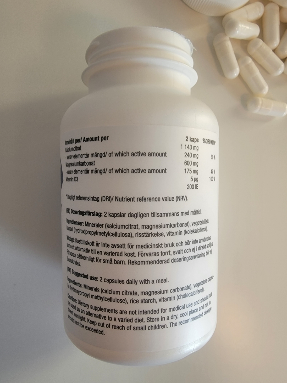 Närbild av innehållsdeklarationen på Healthwell Kalcium/Magnesium