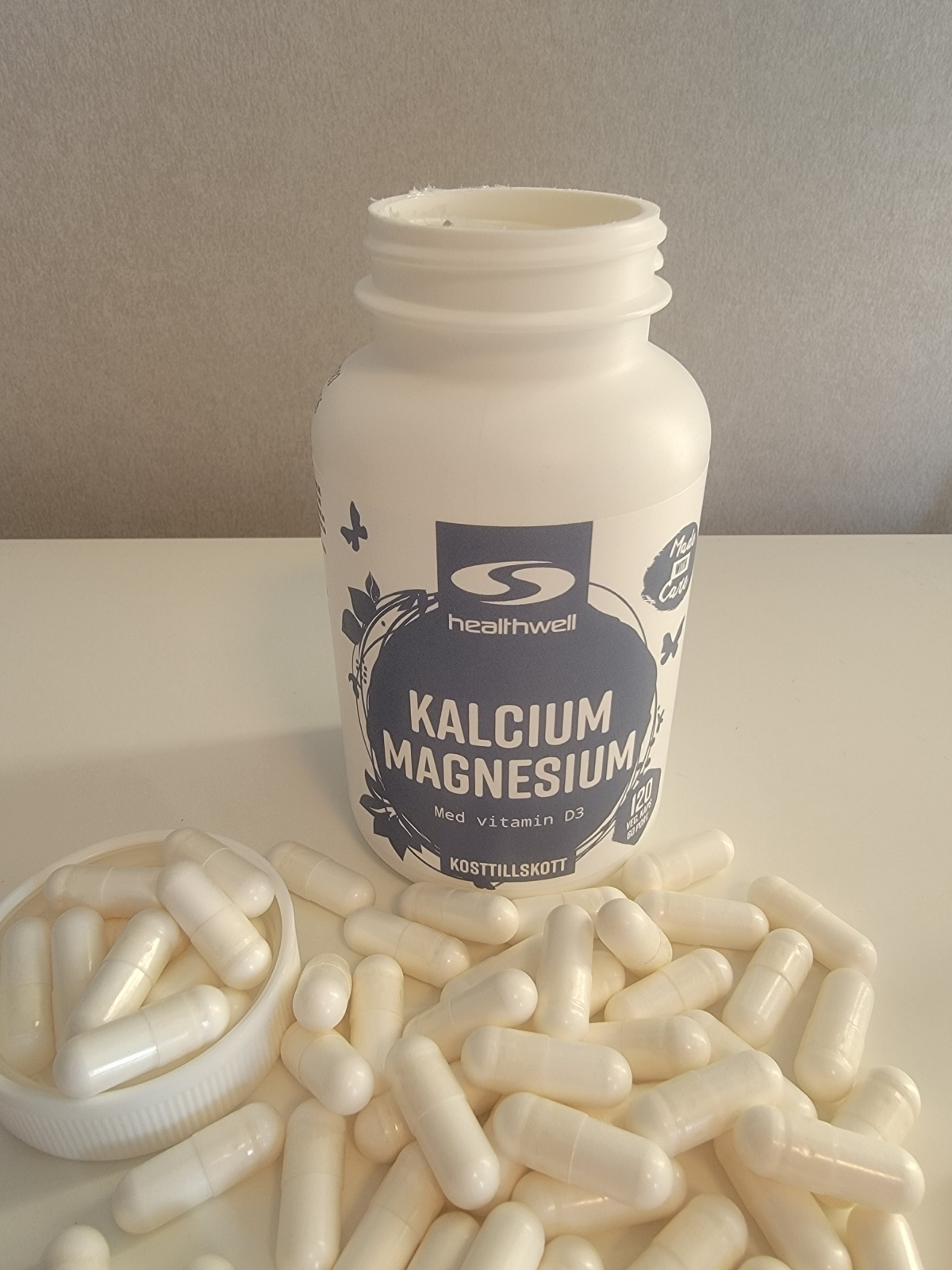 Egen bild av Healthwell Kalcium/Magnesium, öppen burk och kapslar
