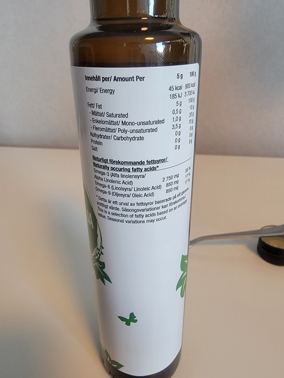 Närbild på näringsdeklarationen på Healthwell Linfröolja EKO, egen bild