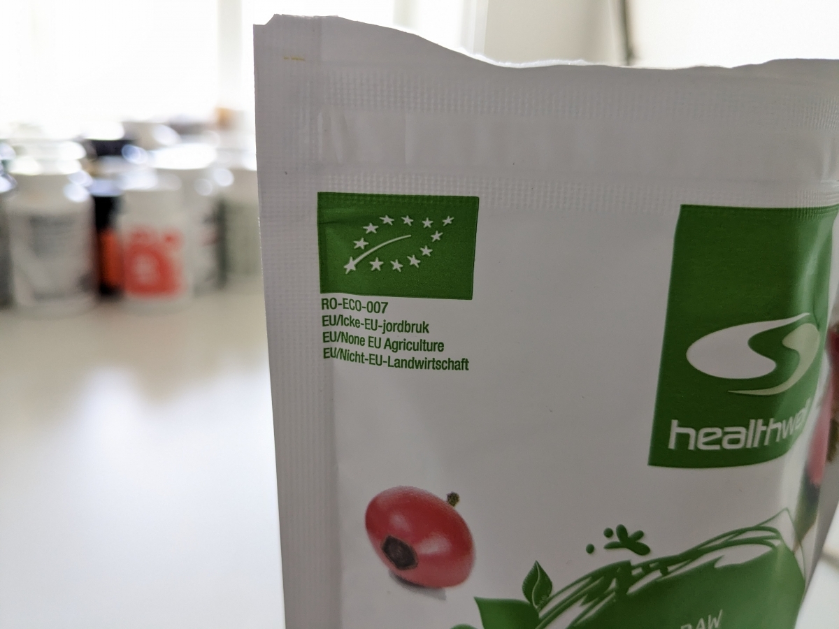 Närbild på EU-ekologiskt märke på Healthwell Nyponpulver EKO, vårt eget foto