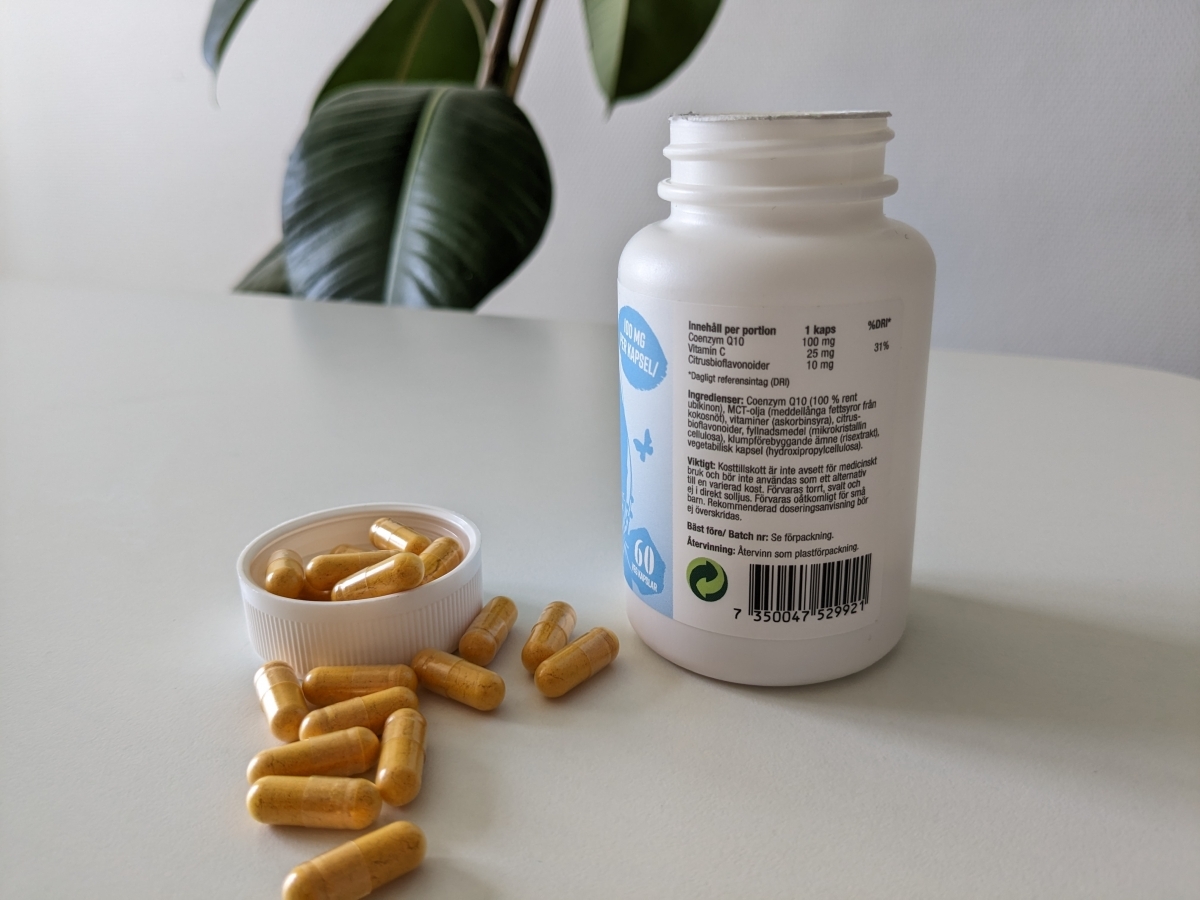 Healthwell Q10 100 baketikett med innehåll och MCT-olja, foto från vårt test