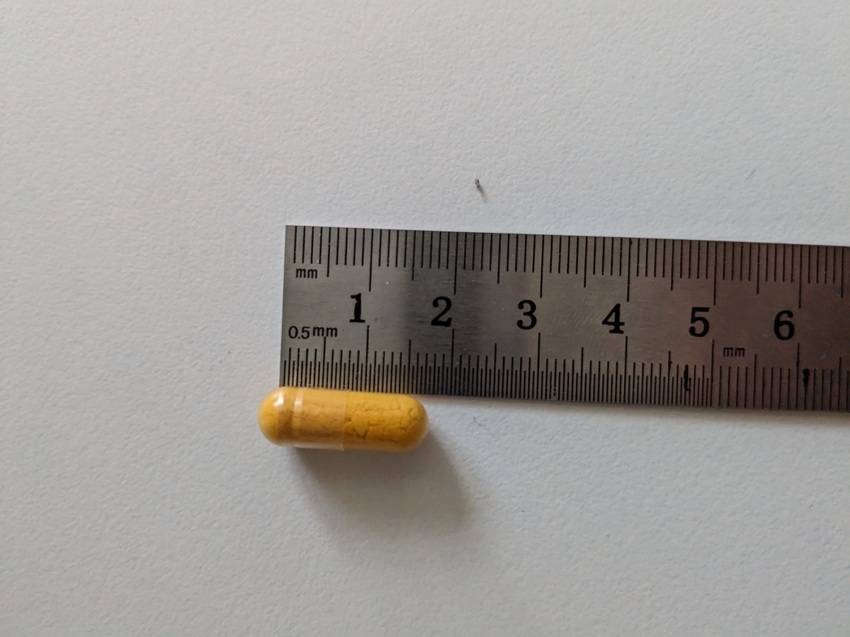 Healthwell Q10 100 kapsel intill linjal cirka 2 cm, tagen under vårt test
