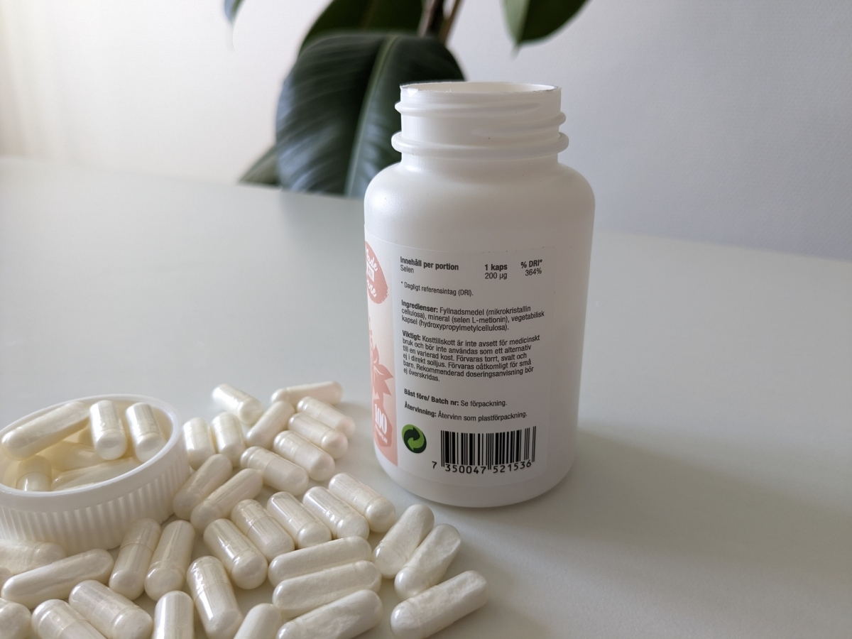 Baksida på Healthwell Selen 200 med innehållsinfo och kapslar