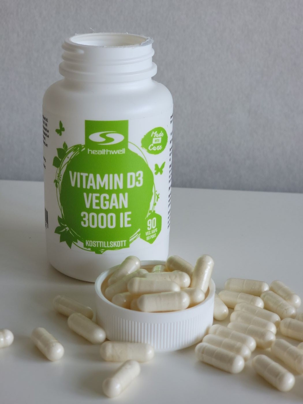 Healthwell Vitamin D3 Vegan 3000 IE, öppen burk och kapslar – foto av oss