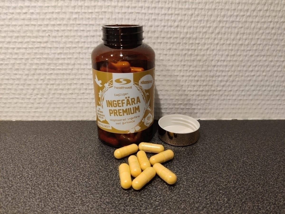 Öppen burk och kapslar från vårt test av Ingefära Premium