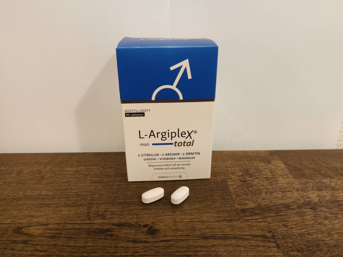 Två L-Argiplex-tabletter på träyta framför asken, egen bild