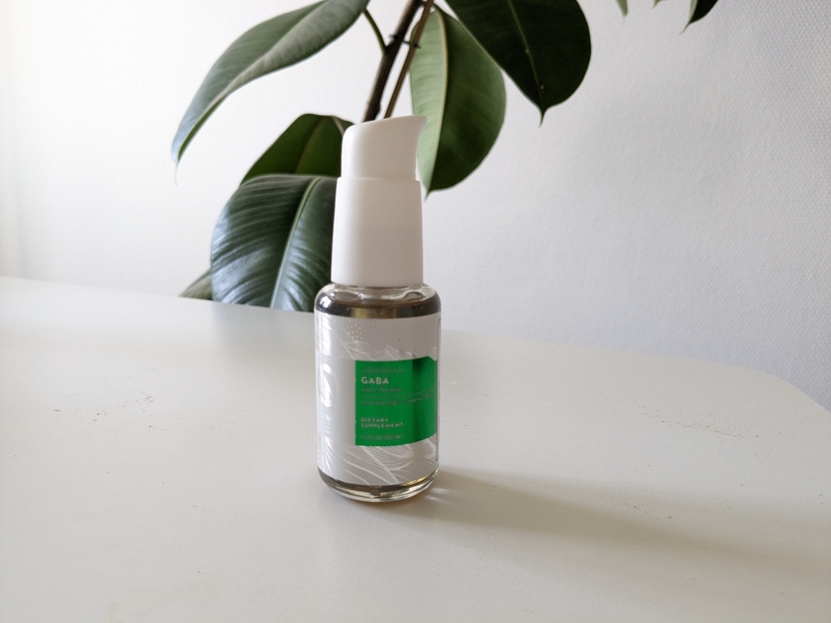 Liposomal GABA + <a href='https://www.kostnord.se/kosttillskott/teanin'>L-teanin</a> i pumpflaska på skrivbord, foto taget av oss under testperioden