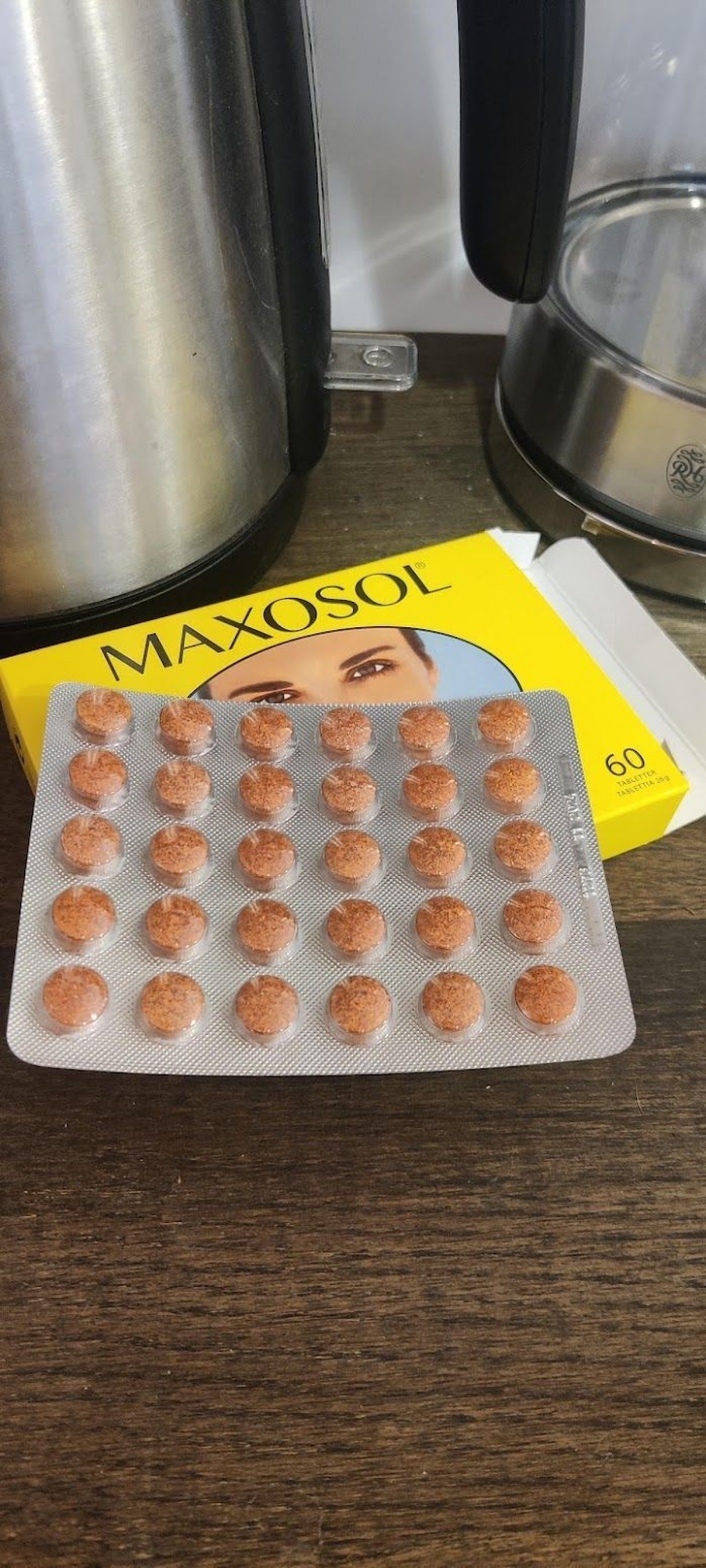 Blister med Maxosol på köksbänken bredvid vattenkokaren, tagen av oss