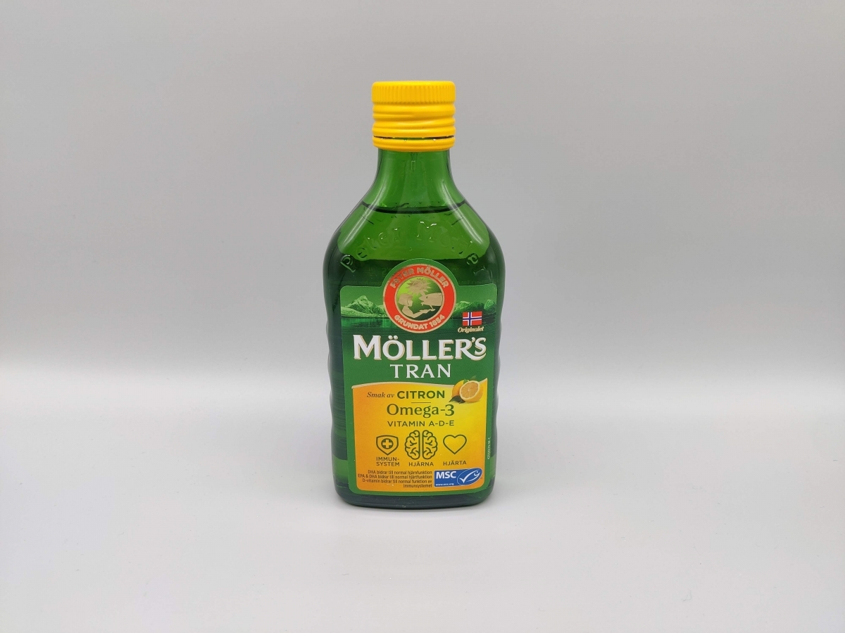 Framsida av Möllers Tran citron i studiosetting med tydlig märkning av vitaminer och MSC