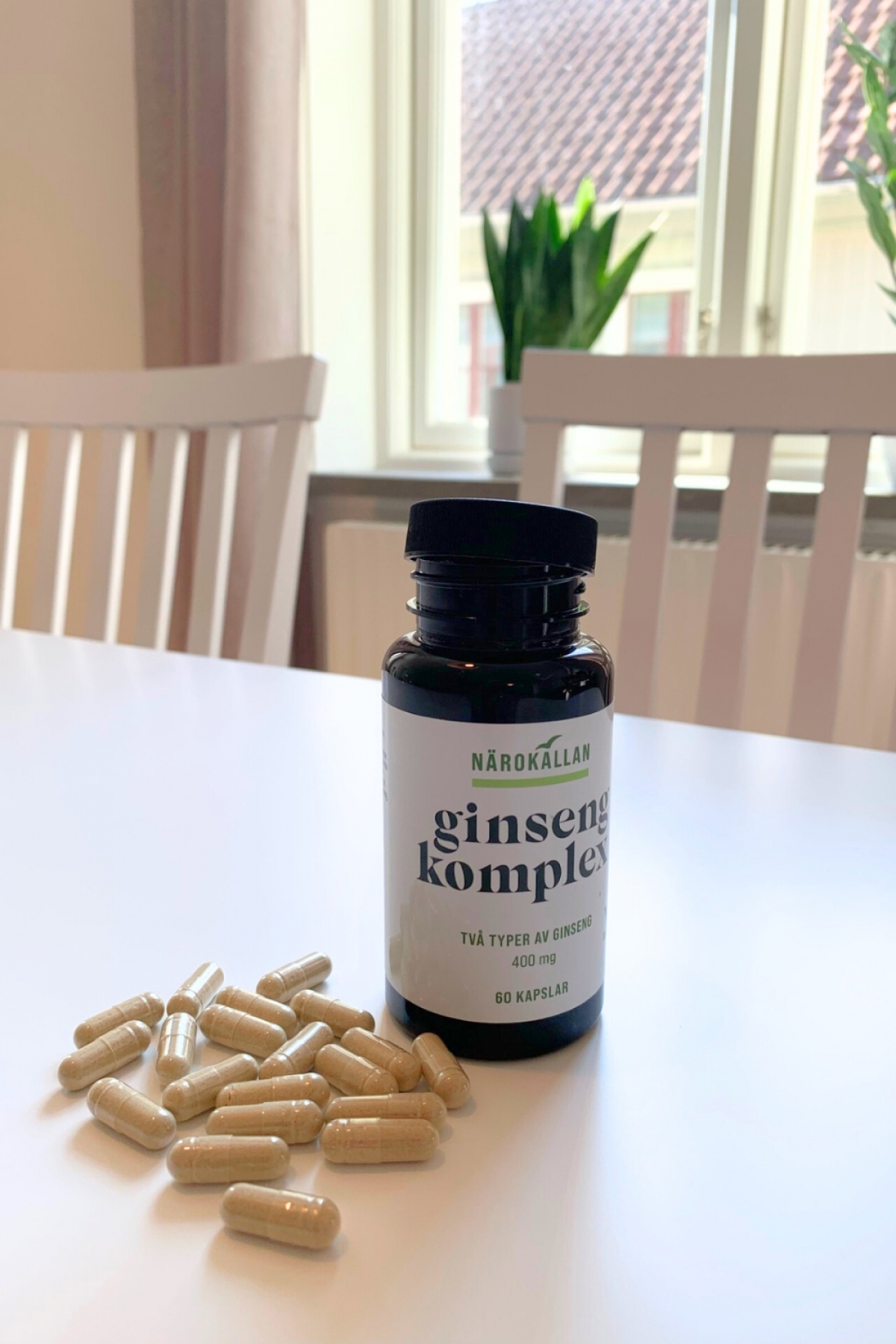 Burk med kapslar utspridda på bordet vegetabiliska kapslar i naturlig beige ton foto från vårt test