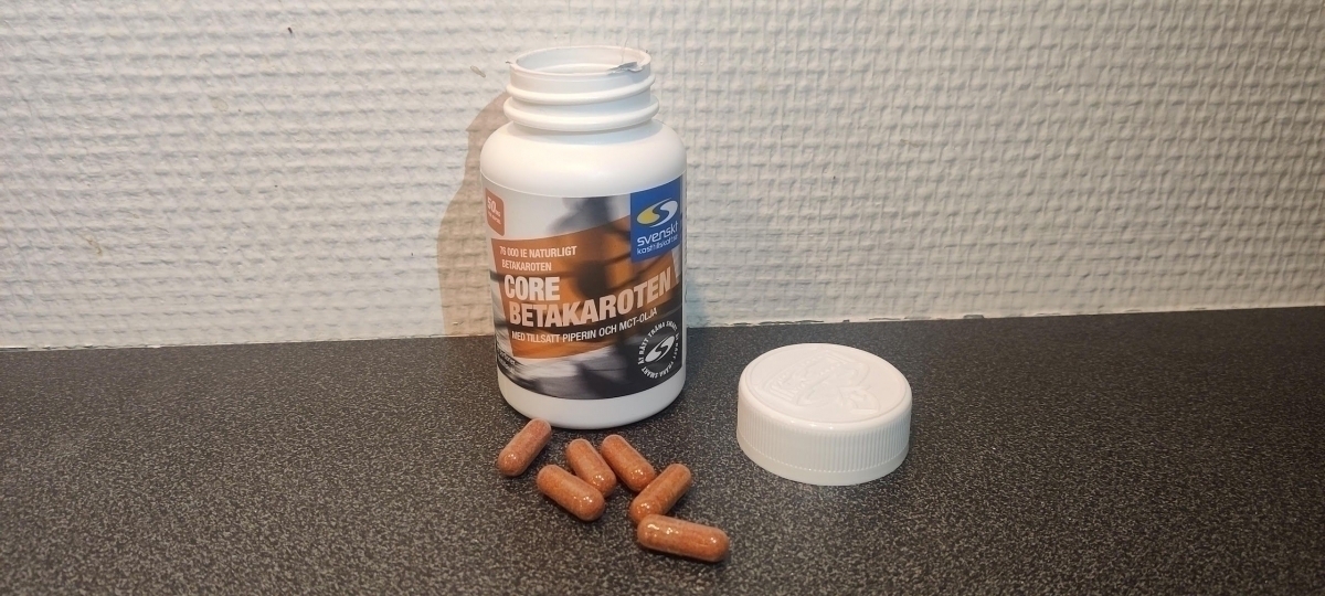 Öppen burk Core Betakaroten med kapslar på bänken, foto taget av oss under testet