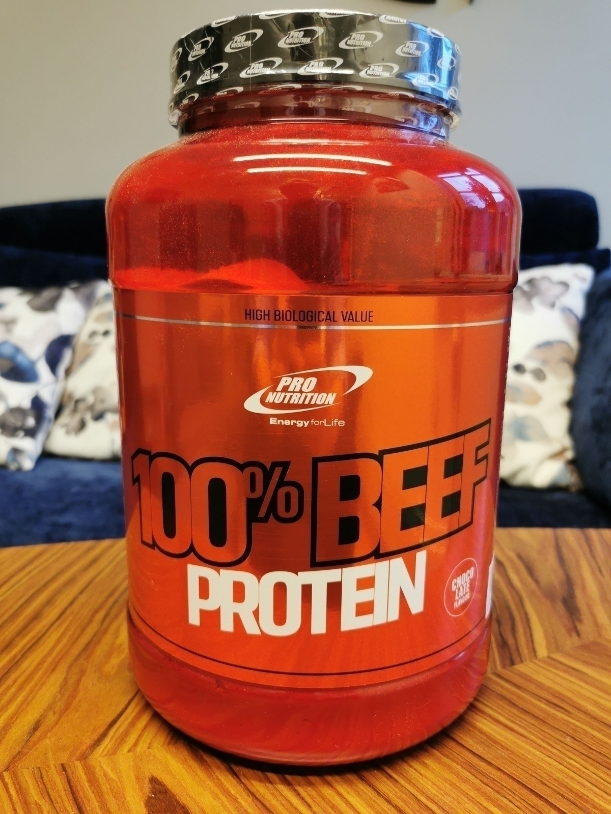 Pro Nutrition 100% Beef Protein i röd burk på vårt bord, foto taget av oss under testet