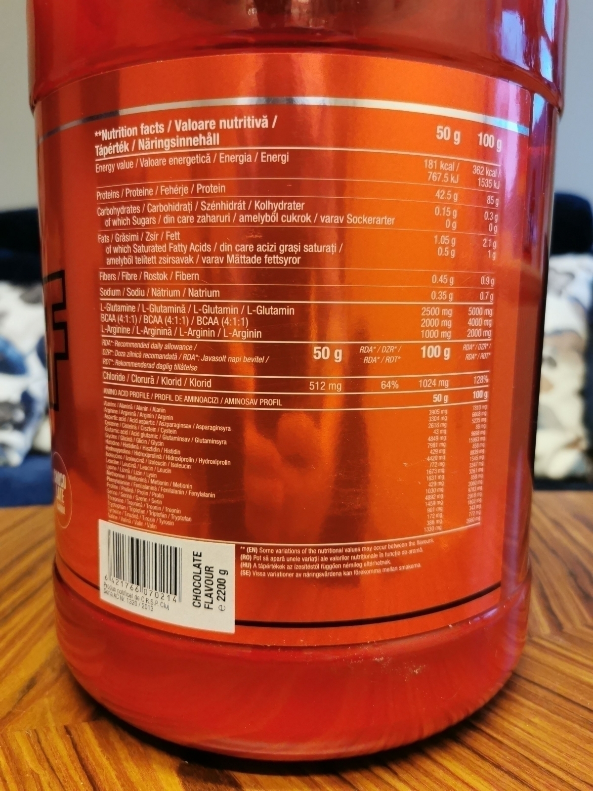 Näringsdeklaration på baksidan fotad av oss med 85 g protein per 100 g och mycket lite socker