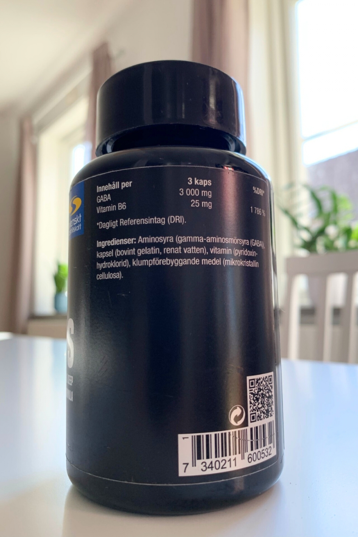 RAW GABA Mega Caps baksida med innehåll 3000 mg GABA och 25 mg B6 fotograferad av oss