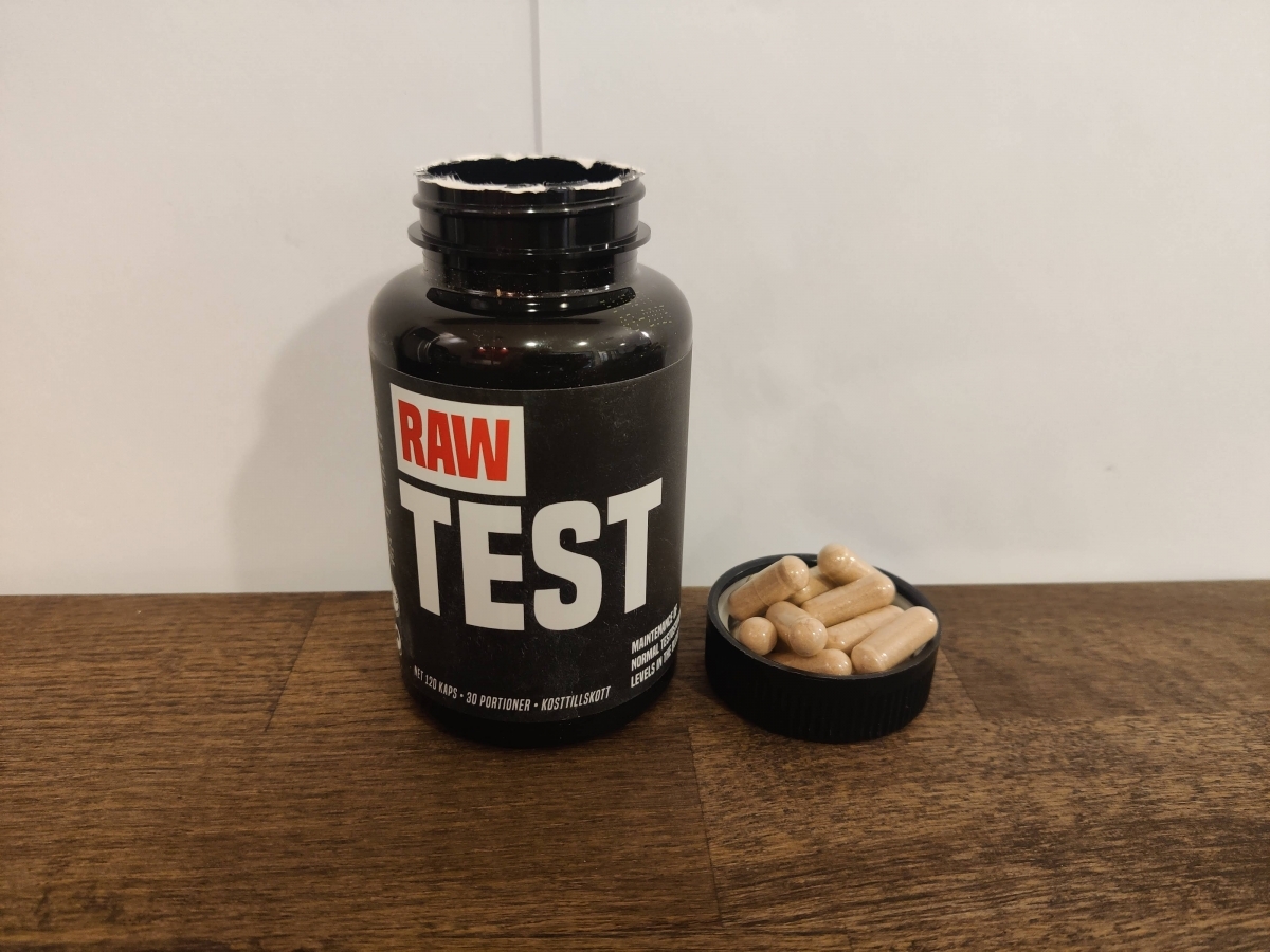 RAW Test med kapslar upplagda i locket på träyta, tagen i vårt test