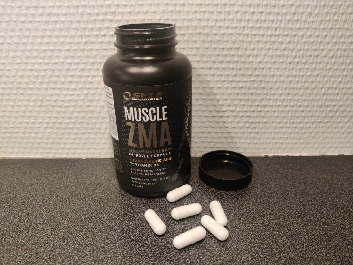 Self Omninutrition ZMA med öppet lock och kapslar på bänken, foto taget av oss under testet